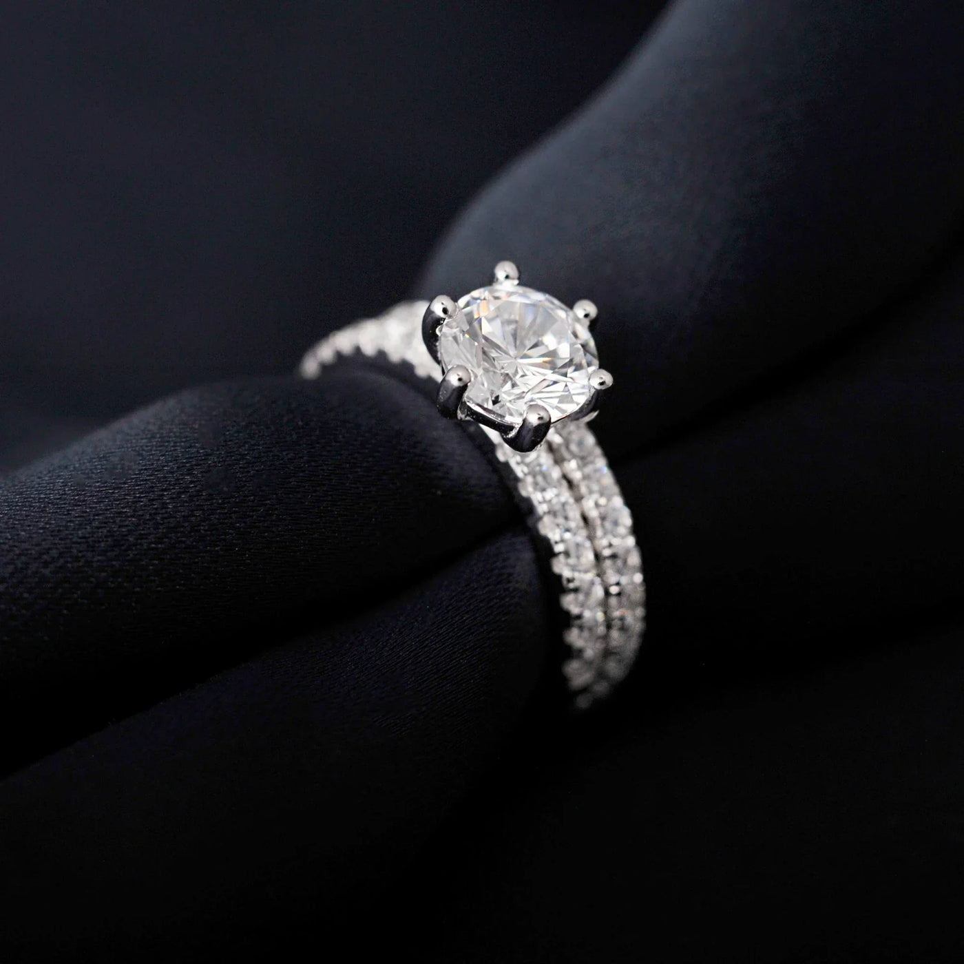 Eleganter Solitär-Ring mit funkelndem Zirkonia