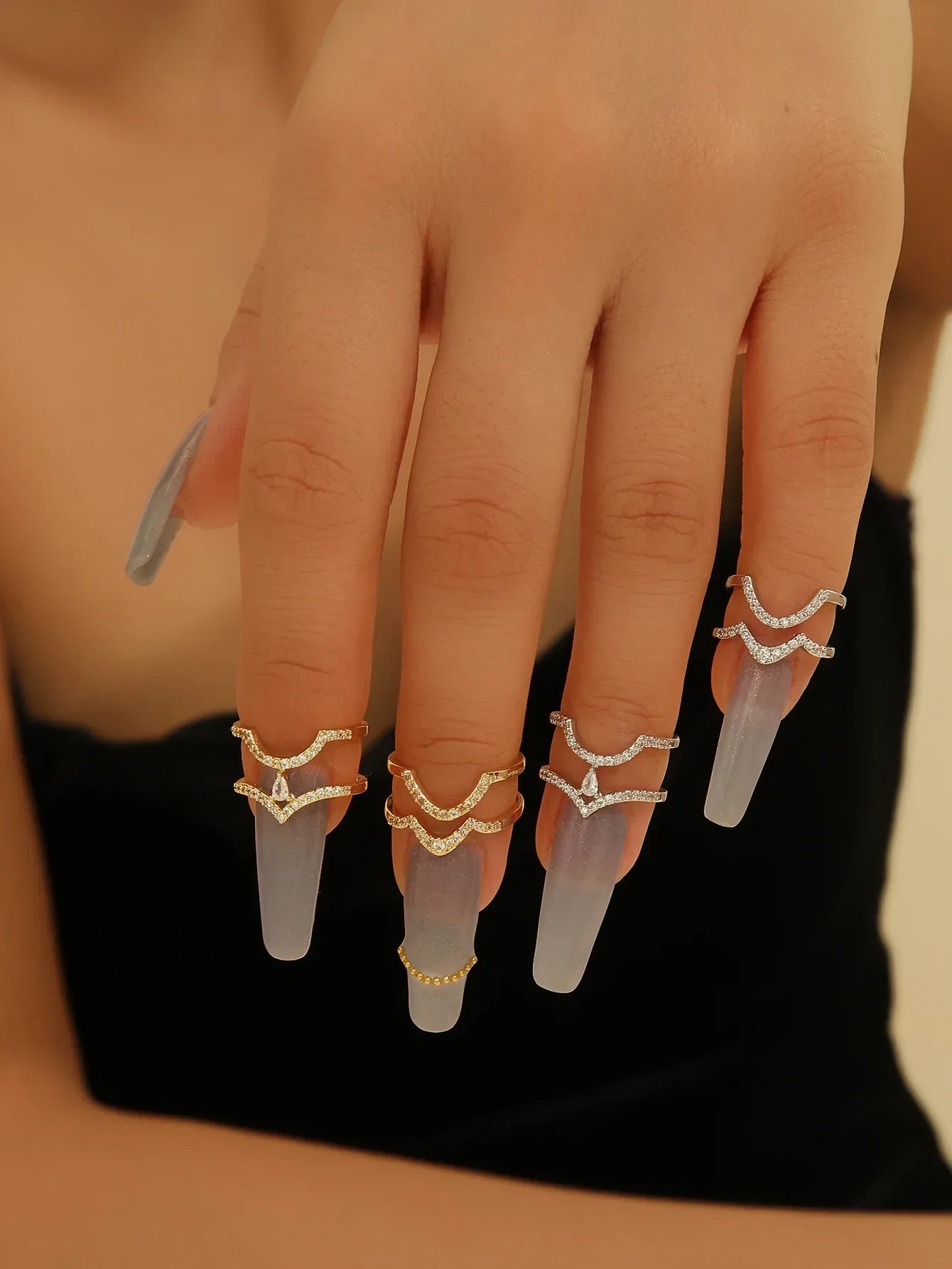 Doppelter Chevron-Ring mit Zirkonia – Eleganz im modernen Design