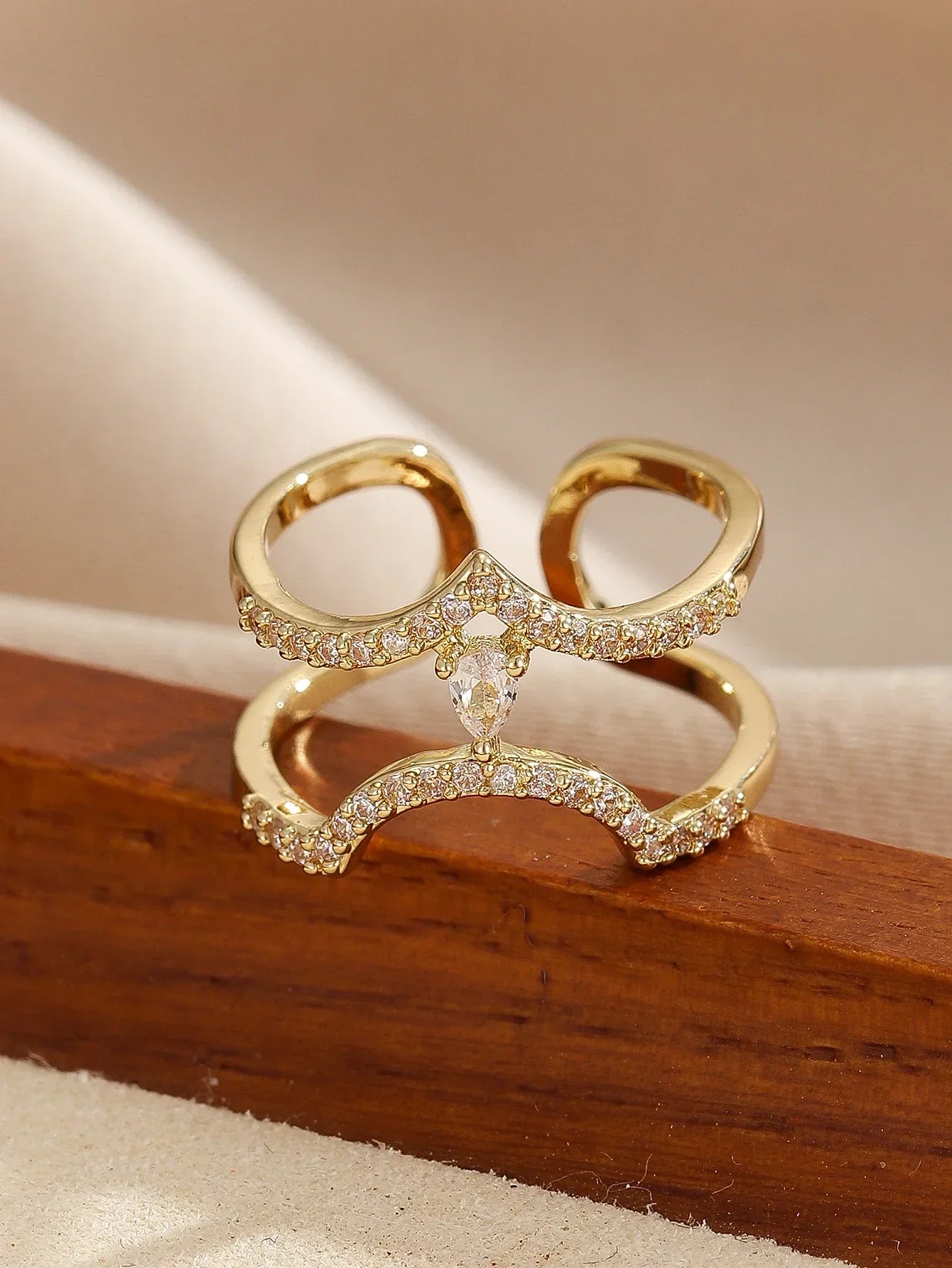 Doppelter Chevron-Ring mit Zirkonia – Eleganz im modernen Design